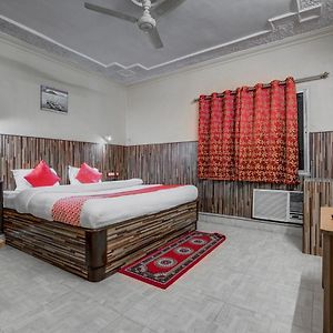 Oyo 7852 Hotel Embassy